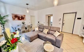 Divina Luxury Apartment With Jacuzzi Near The Lake
